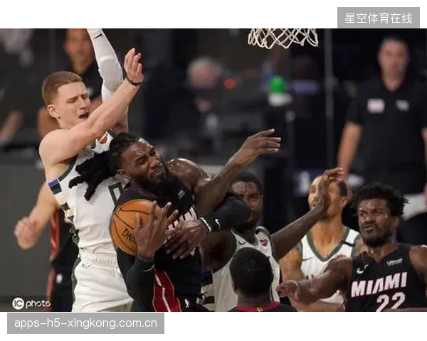 NBA雄鹿字母哥欧步突破完成暴力扣框