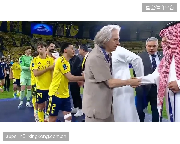 主帅怒摔战术板，镜头记录全程：背后的动情与决策